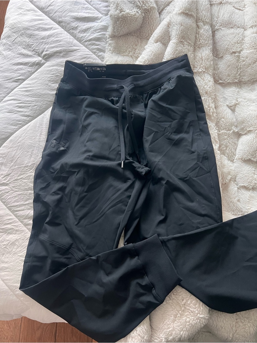 NEW WITH TAGS Mens Black UNDER ARMOUR Joggers